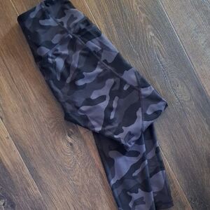 Old Navy Active Grey Camoflauge Powersoft Leggings with Pockets in Medium Tall
